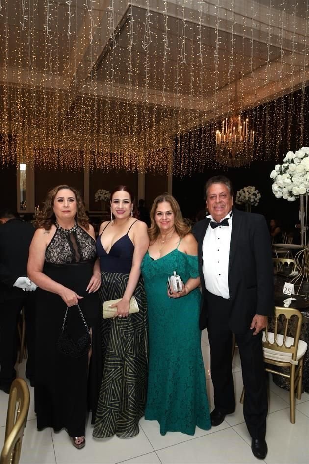 Jenny Treviño, Luz Cárdenas, Elma Treviño y Javier López