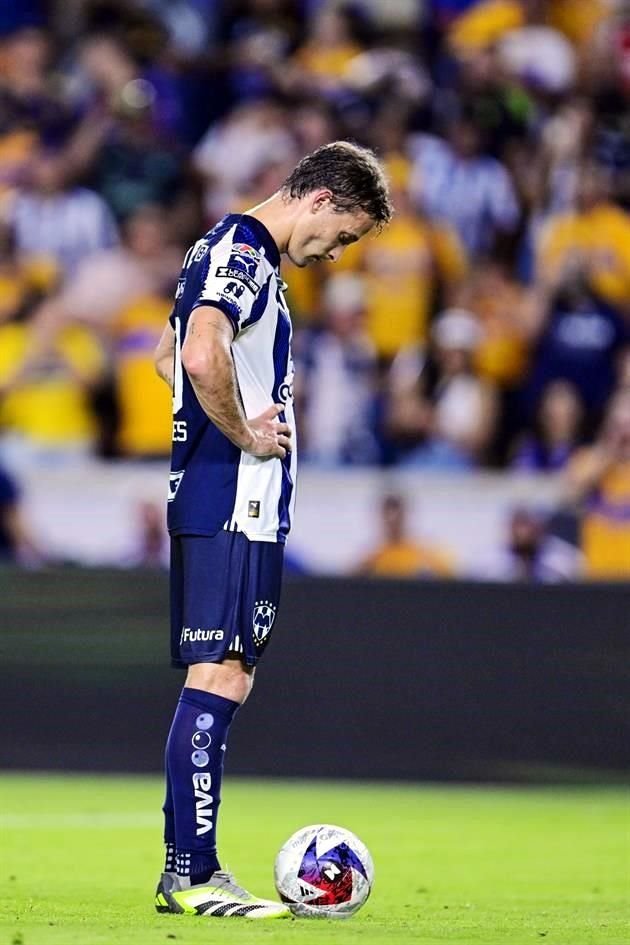 Sergio Canales tomó el balón y se perfiló para cobrar.