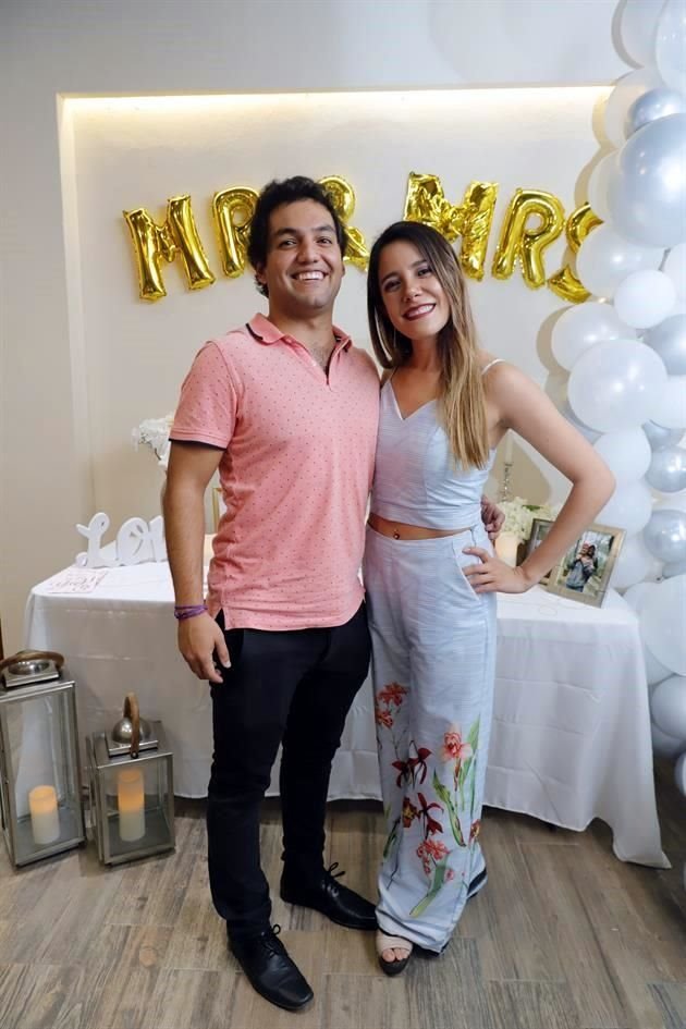 Santiago Cruz y Daniela Sanjenis