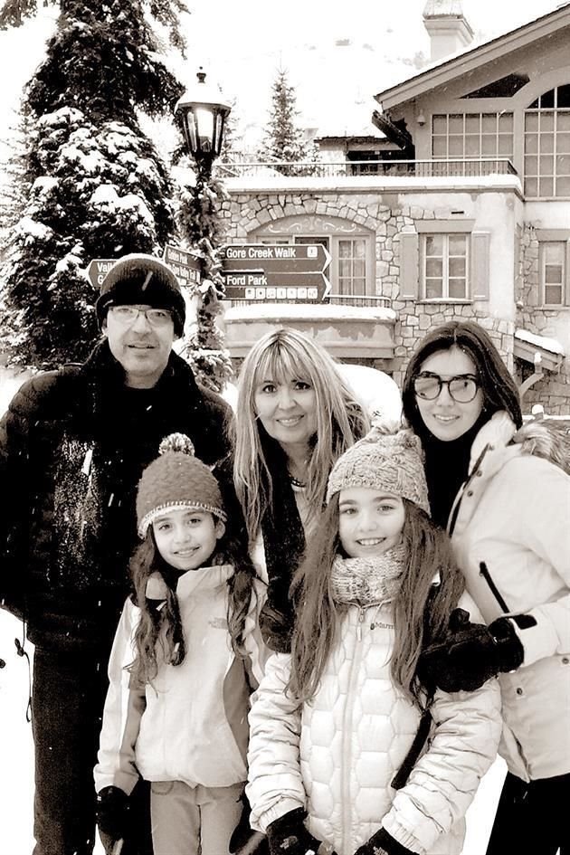 Ana Sofía con su papá Alberto Elizondo, su tía Sylvia Elizondo, su prima Priscila Perales de Fernández y su hermana Paulina