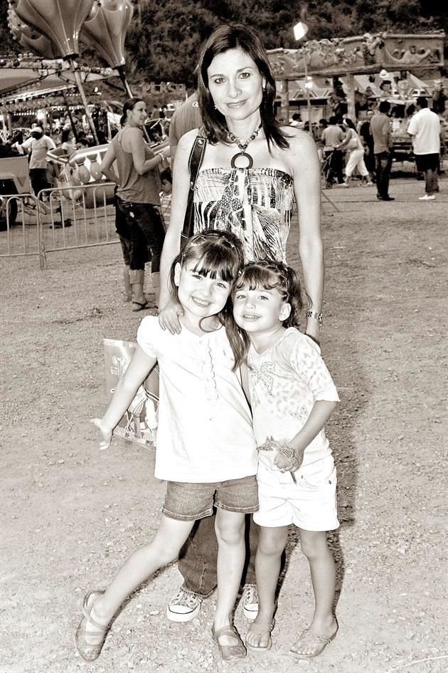 Con su mamá, Rosy Elizondo de Elizondo (finada), y su hermana Paulina Elizondo Elizondo, en el 2009.