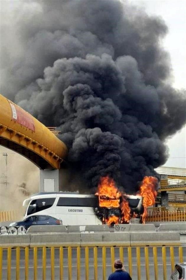 Tras una falla en la unidad, el camión se incendió cuando circulaba por Ixtapaluca.