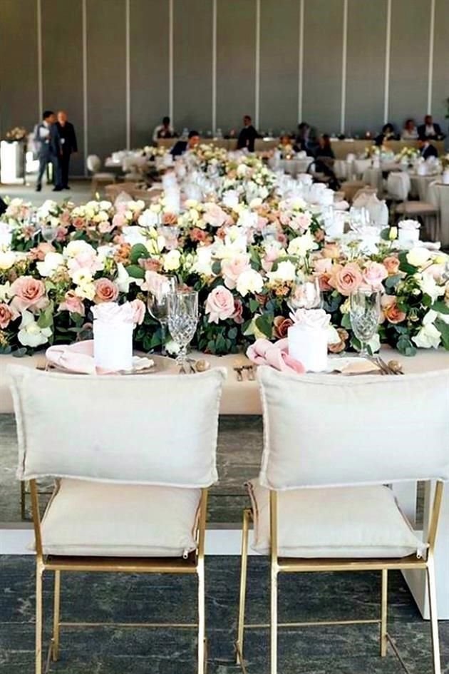 Flores en diferentes tonos de rosa decoraron la celebración.