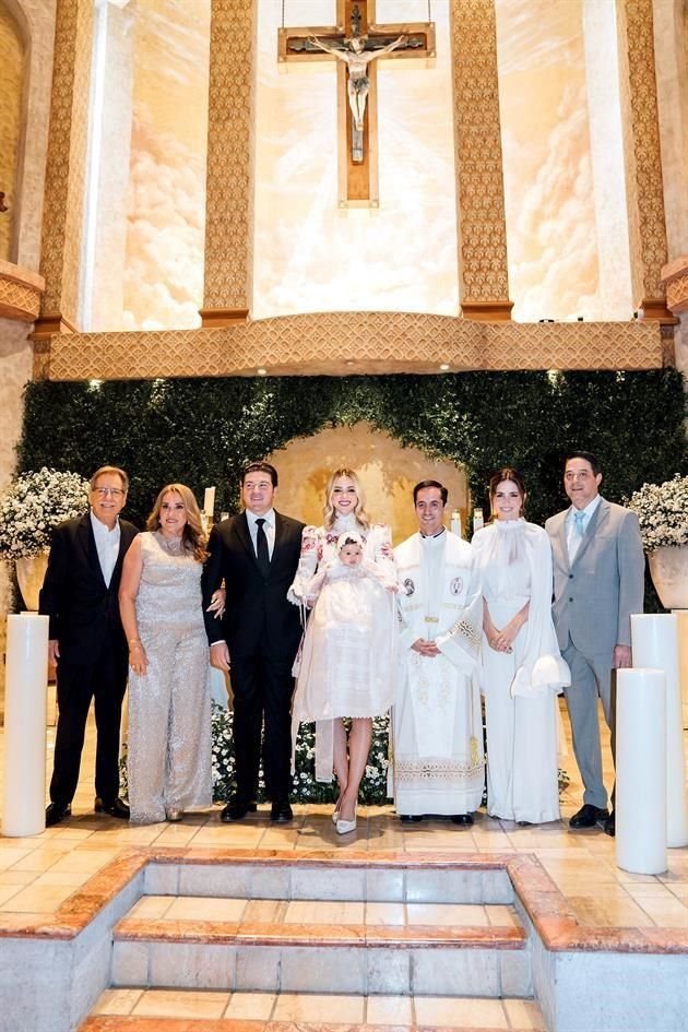 Samuel García, Silvia Sepúlveda de García, Samuel García Sepúlveda, Mariana Rodríguez de Sepúlveda con la bautizada, Padre Noel Lozano, Luisa Cantú de Rodríguez  y Jorge Rodríguez