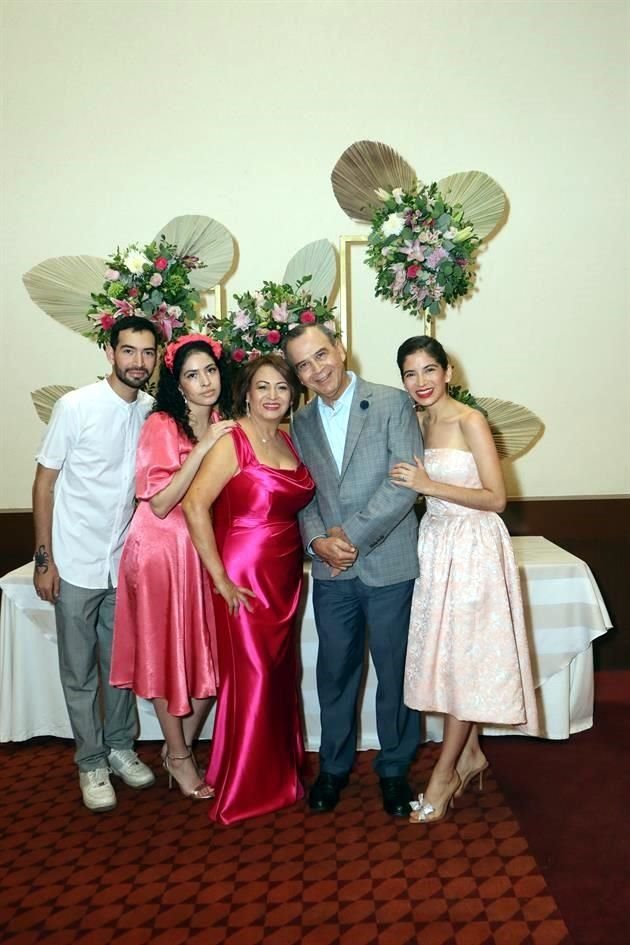 Mario de León, Susana de León, Paula de De León, Mario de León y Paola de León