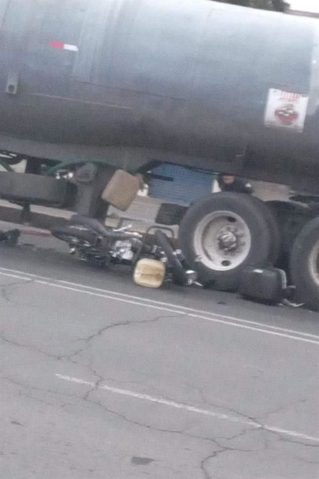 Cuando llegaron al sitio del accidente, a las 4:30 horas, los uniformados notaron a dos personas, una mujer y un hombre, debajo de una pipa de agua.