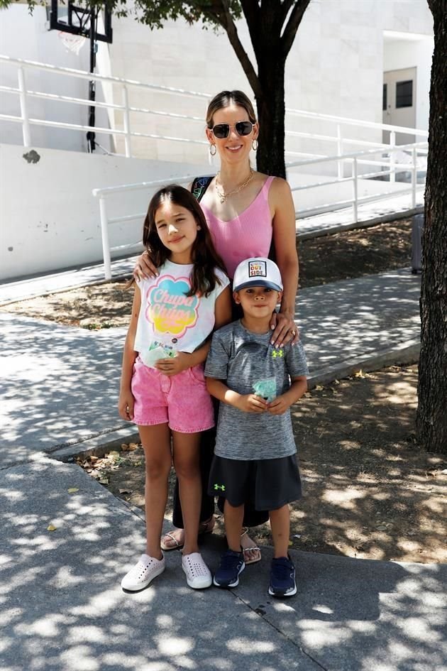 Elsa Quiroz, Elsa María González y Juan Pablo Quiroz