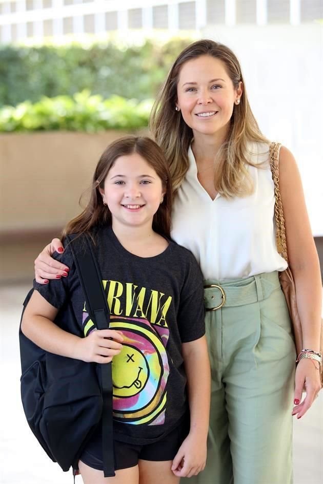 Catalina González y Gaby de González