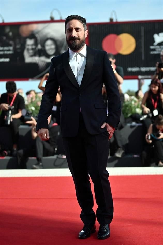 El director chileno,Pablo Larraín desfiló en la presentación de la cinta 'El Conde'.