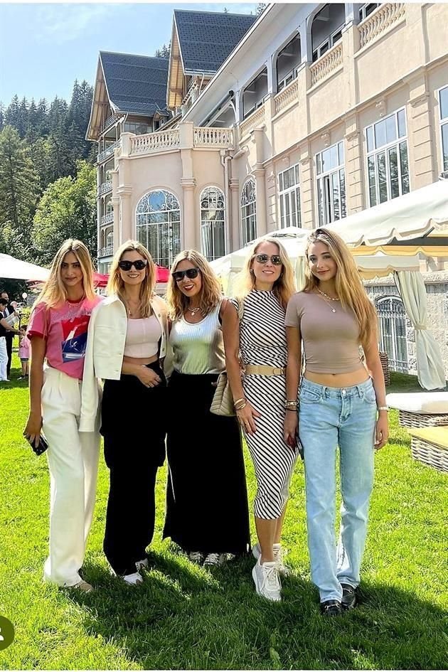 Vero Fernández Zambrano, Vero Zambrano de Fernández, Vicky Martínez de Zambrano, Vicky Zambrano de Yarte y Vicky Yarte Zambrano