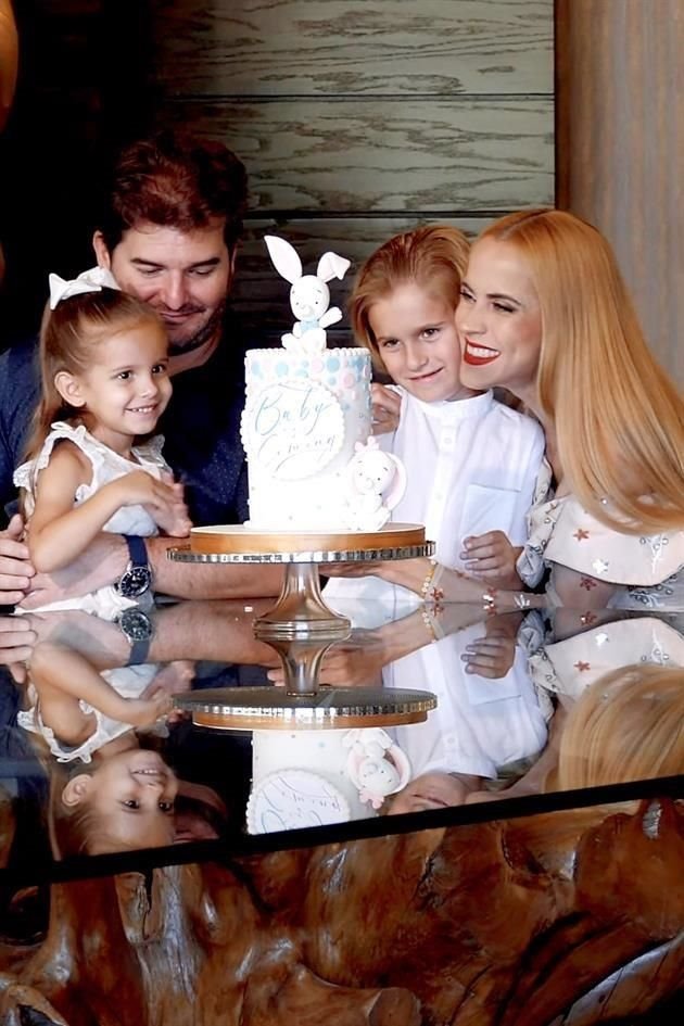 Mauricio Benavides y Zoila Villarreal de Benavides con sus hijos Carolina y Santiago Benavides Villarreal
