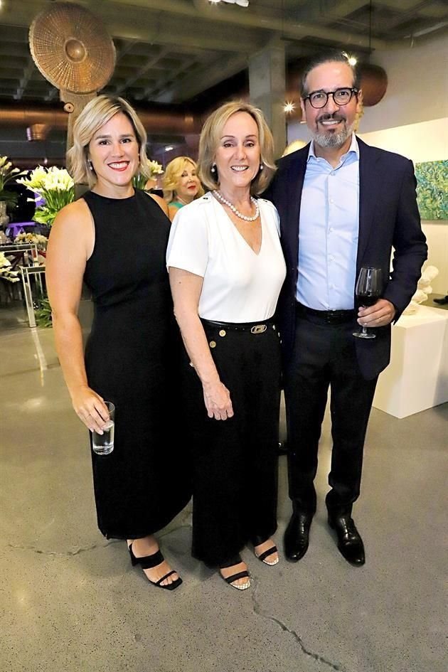 Alexandra Armstrong de Grajeda, Nina Zambrano y Roberto Grajeda