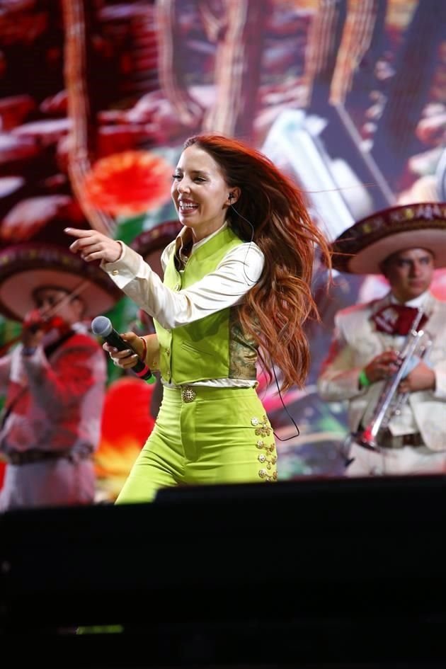 Majo Aguilar sacó su orgullo mexicano y junto al Mariachi Ángeles de México celebró desde la que considera su casa la noche mexicana.