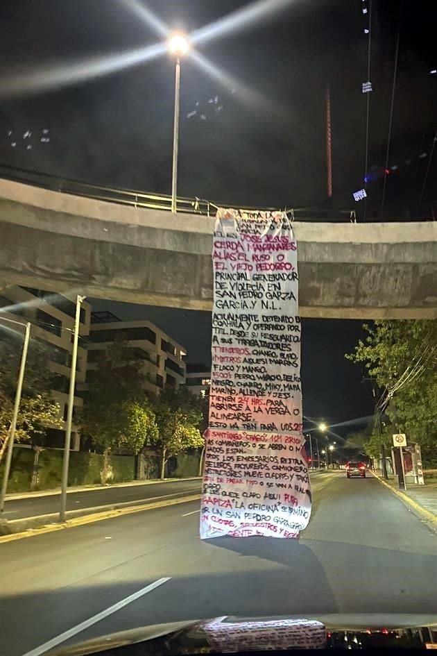 La manta con el mensaje fue colgada de un puente peatonal.