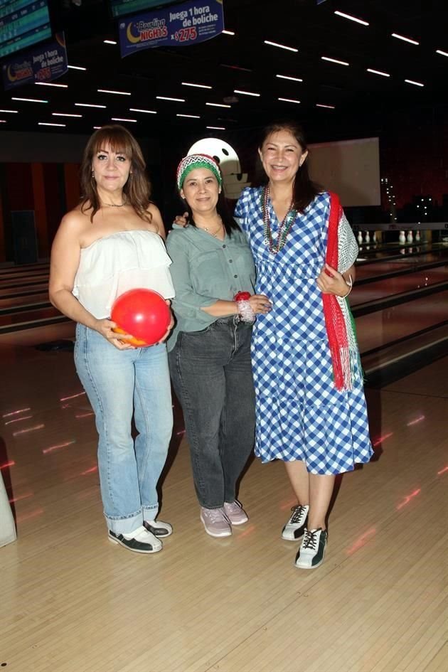 Mari Mejía, Irasema Muñoz y Claudia Cerda