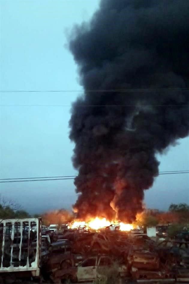 El incendio ocurrió en un corralón de la empresa Garages y Talleres, ubicado sobre el kilómetro 34 de la Carretera a Colombia.
