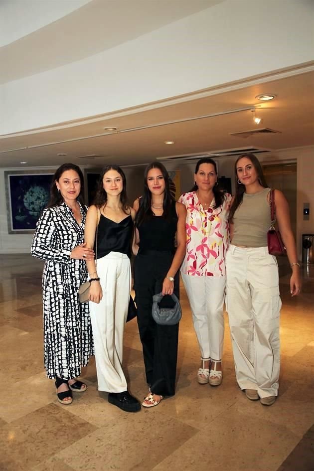 Marcela Martínez de Calderón, Marcela Calderón, Florencia Calderón, Brenda de Calderón y Elena Calderón