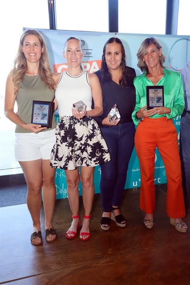 Teresa Salinas, Ericka Monter, Jessica Treviño y Alejandra López