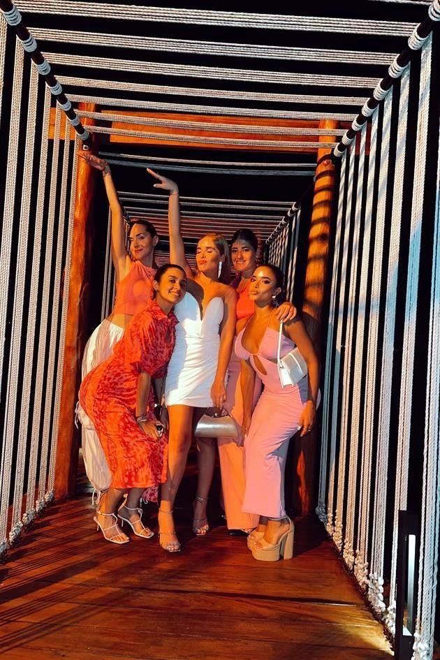 Valeria Martínez, Dinorah Cavazos, Carolina Espino, Gretta Garza y Annie García