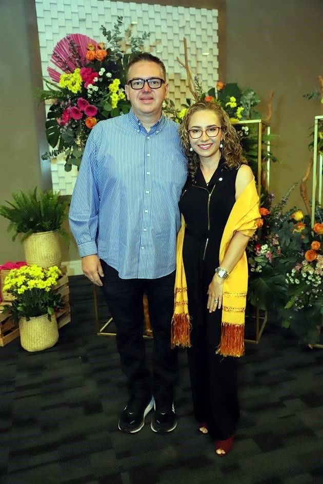 Omar Rodríguez y Daniela Rangel