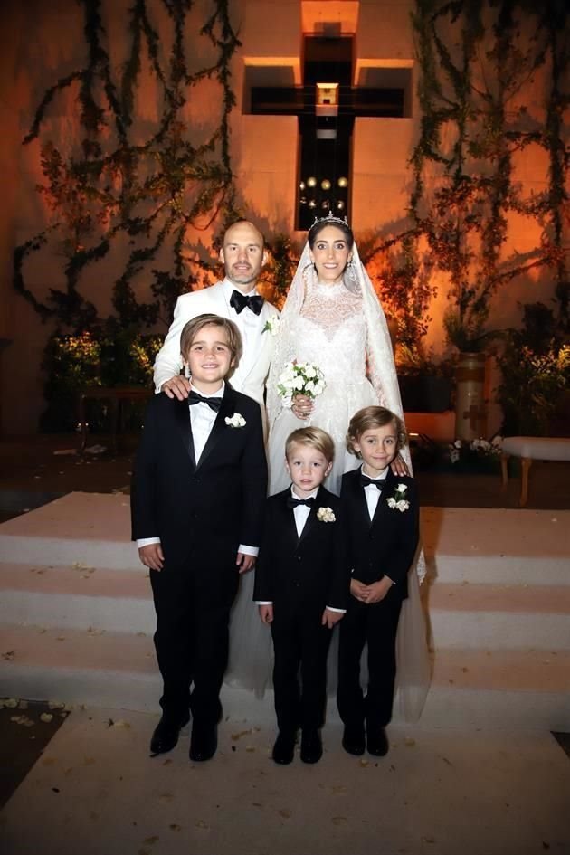 Los novios con Álvaro, Theo y Luca Zambrano