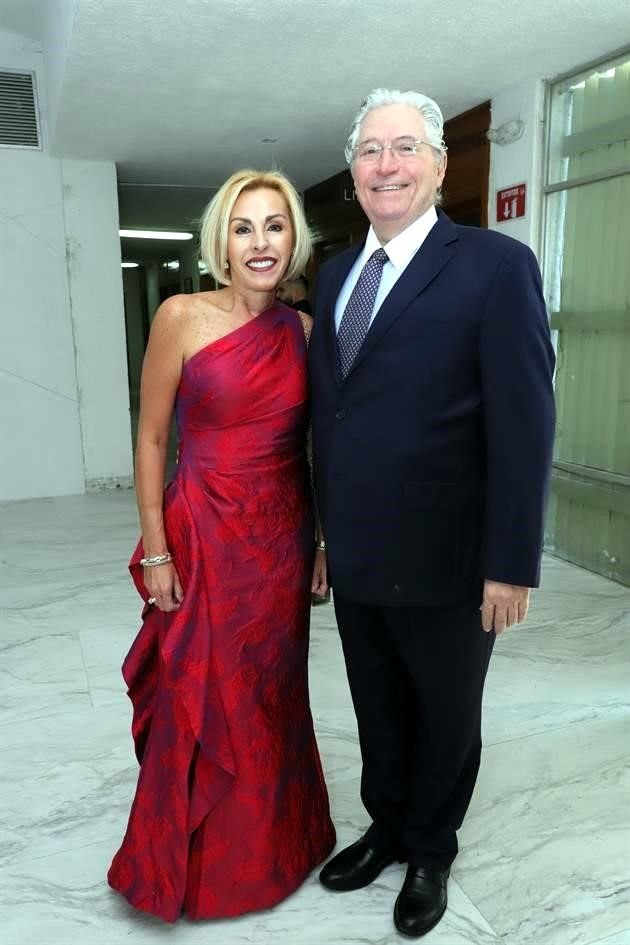 Cristina Jiménez de De la Garza y Patricio de la Garza