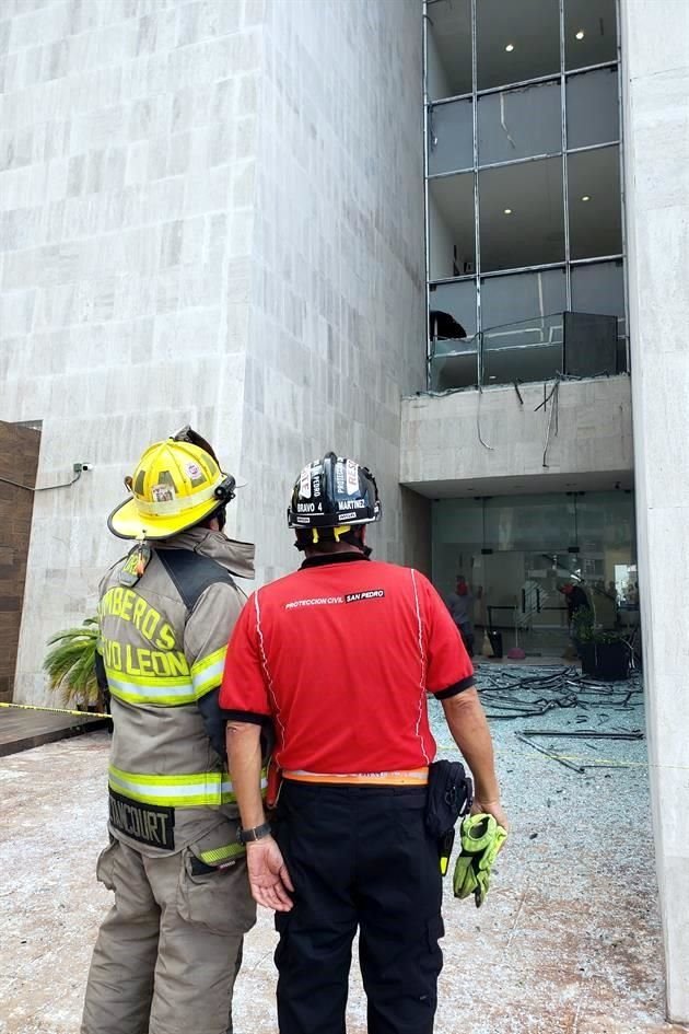 El accidente fue reportado a las 16:20 horas en un área del edificio a la que se tiene acceso por la calle Casolar y Humberto Junco Voigt, en el sector Valle Oriente.