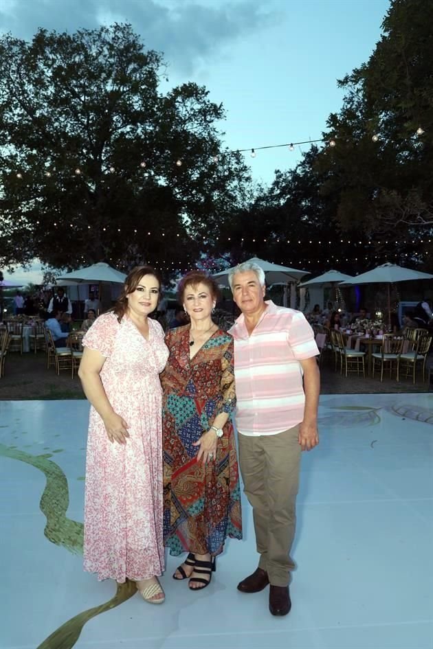 Iliana de la Paz de Tamez, Elia Cavazos y Baldemar Tamez