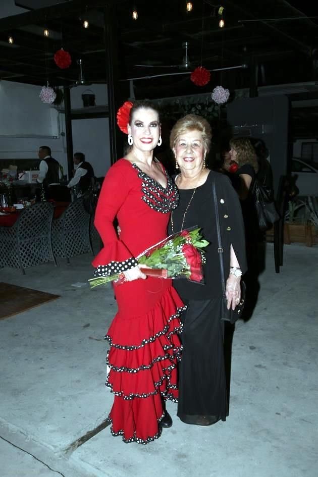 Celina Villarreal de González y María del Carmen Salinas de González