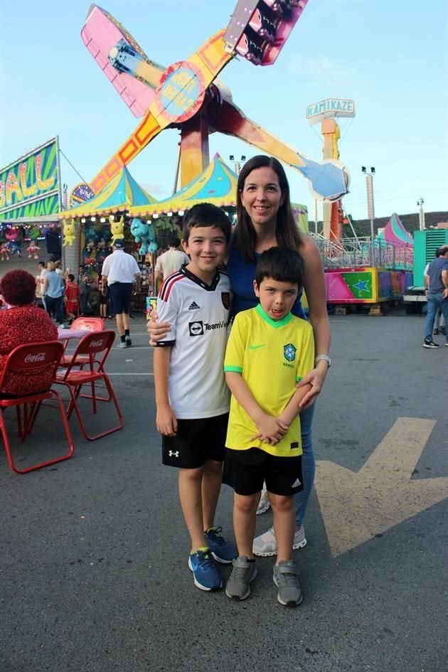 Gaby Reyes junto a Diego y Patricio de la Garza