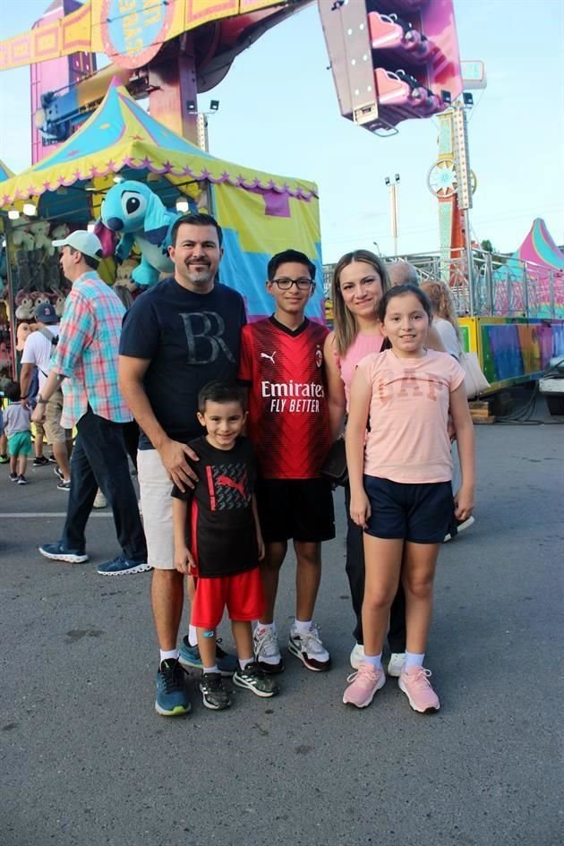 Benjamin González y Perla de la Cruz con Benjamin Jr., Fernando y Sofía González