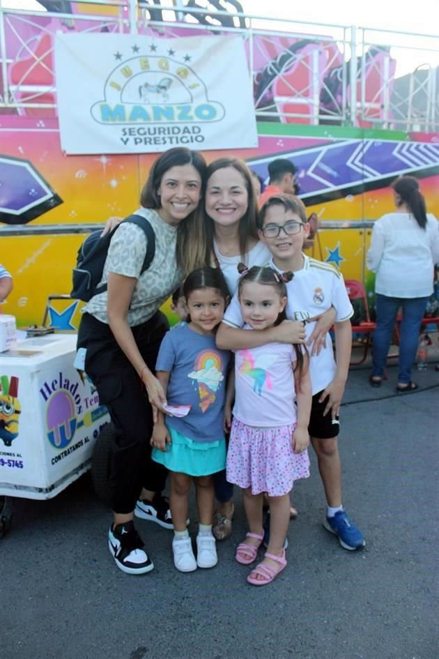 Marilu Villarreal, Alessandra Real, Fania Múñoz, Jesús Villarreal y Aina Villarreal