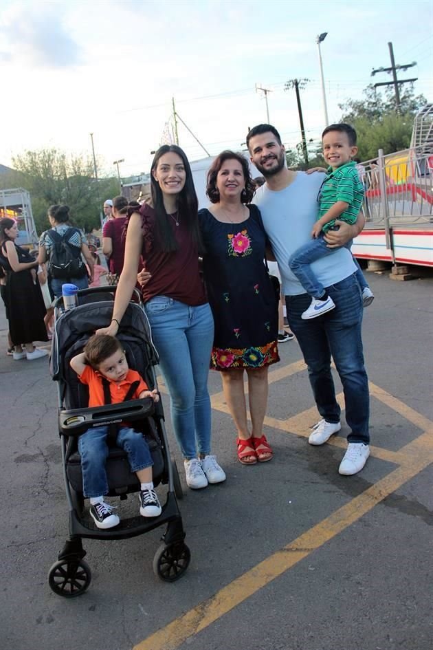 Sandra Vázquez, María Esther Leal, Humberto Gracia con Christian y Leonardo Gracia