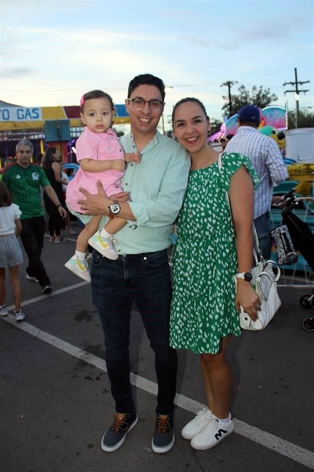 Víctor García y Carolina Ramos junto a Ana Catalina García