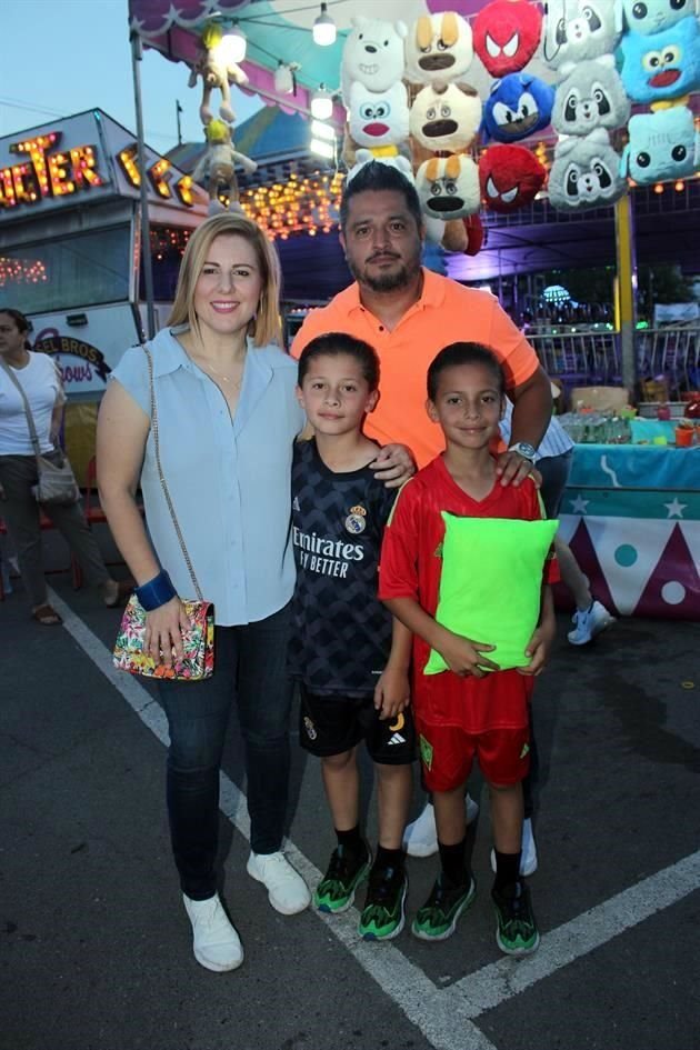 Ruth Rock y Romeo García con Santiago y Allan García