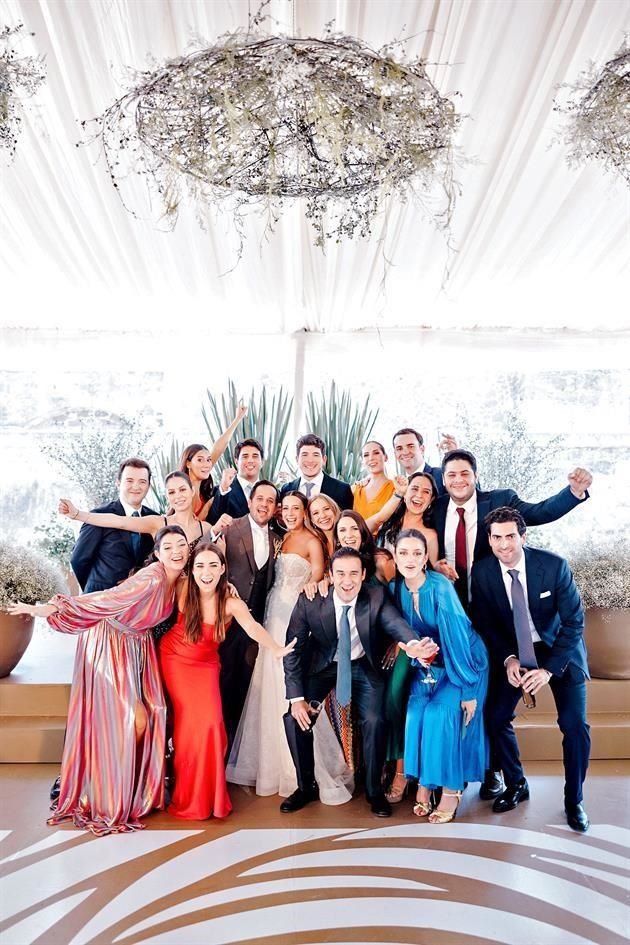 Los novios con un grupo de amigos.