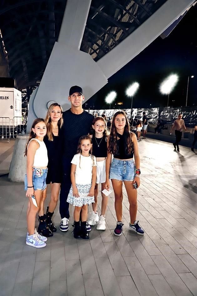 Paula Cortés de De León y Rodrigo de León con Raquel de León, Julianna Sepúlveda, Eugenia Sepúlveda y Victoria de León