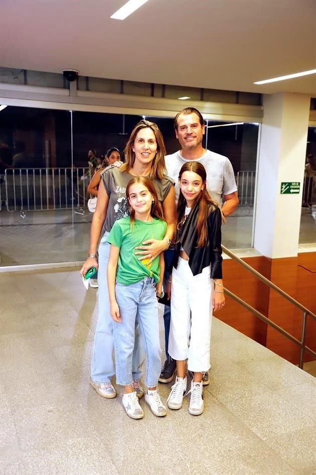 Maca Ramírez de Páez, Pablo Páez, Paulina Páez y Andrea Armstrong