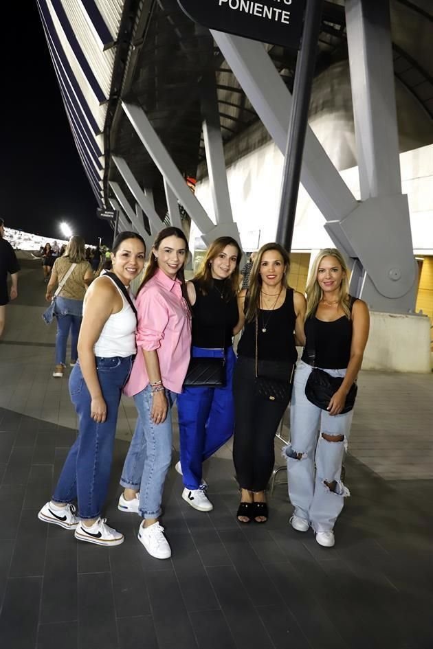Marcela Hernández, Gaby Muñoz, Liliana Muñoz, Denisse Martínez y Ana Carrillo