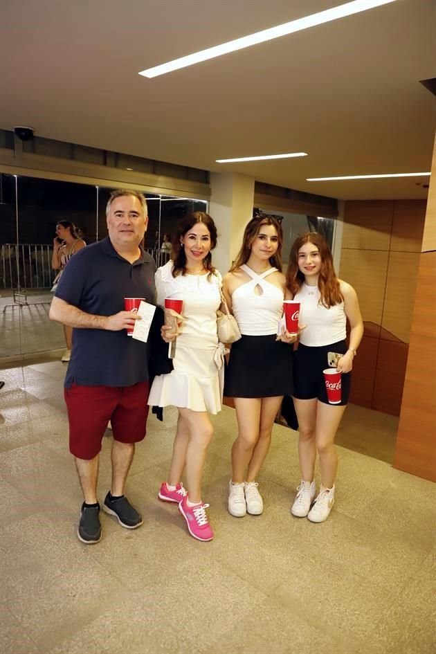 Manuel Gracián, Tere de Gracián, Estefany Gracián y Brittany Gracián