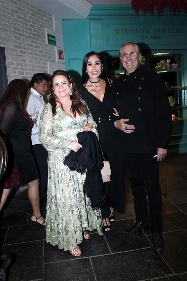 Margarita Portillo de García, Damaris de Flores y Roberto Flores