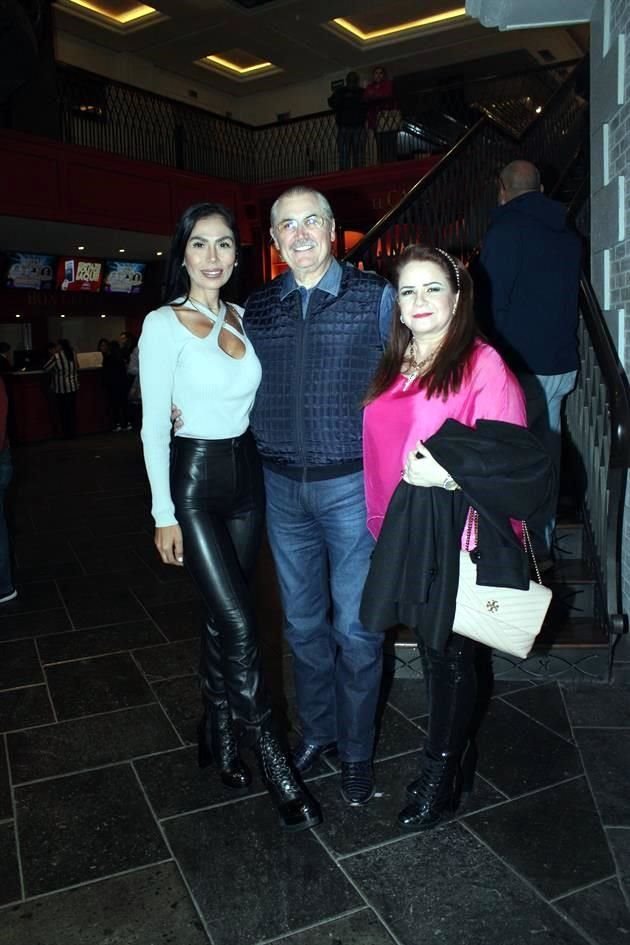 Damaris de Flores, Roberto Flores y Margarita Portillo de García