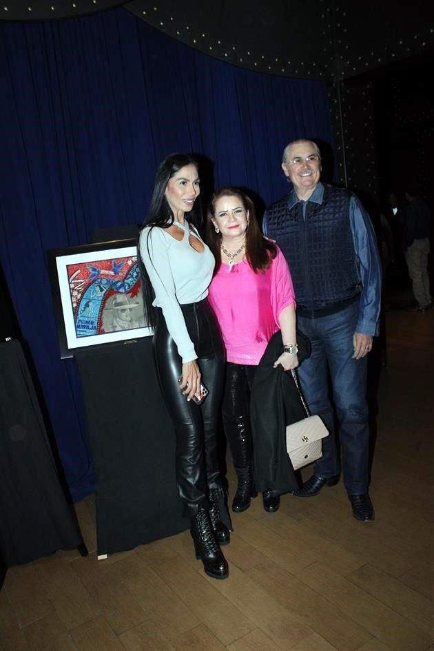 Damaris de Flores, Margarita Portillo de García y Roberto Flores