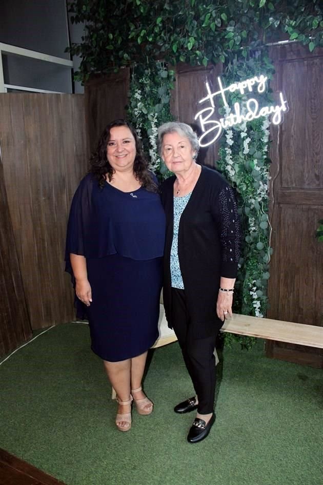 Aurora Villarreal y Gloria Treviño