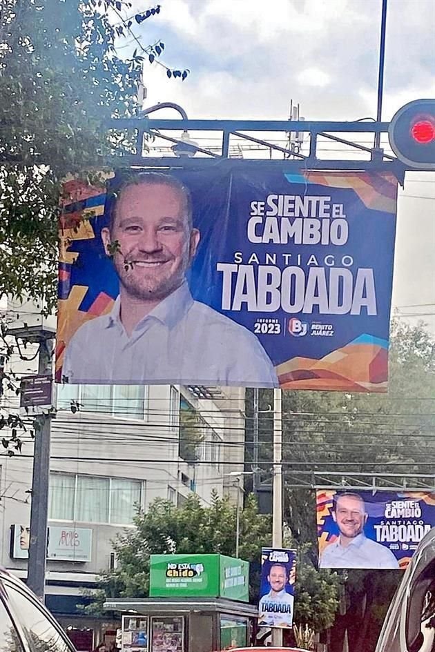 Lonas con el rostro del Alcalde fueron colocadas desde el domingo.