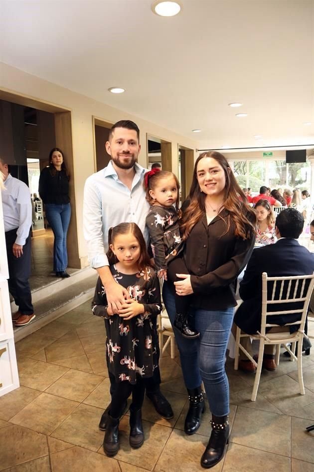 Ángel Mondragón, Ana Lucía Villarreal, Natalia Mondragón y Ana Carolina Mondragón