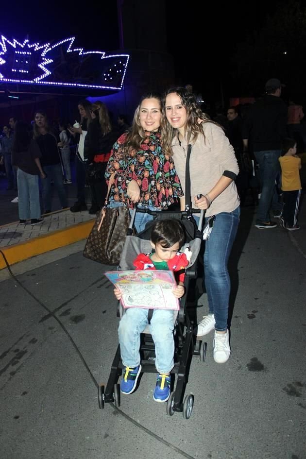 Michelle Singlaterry y Karen González junto a Sebastián