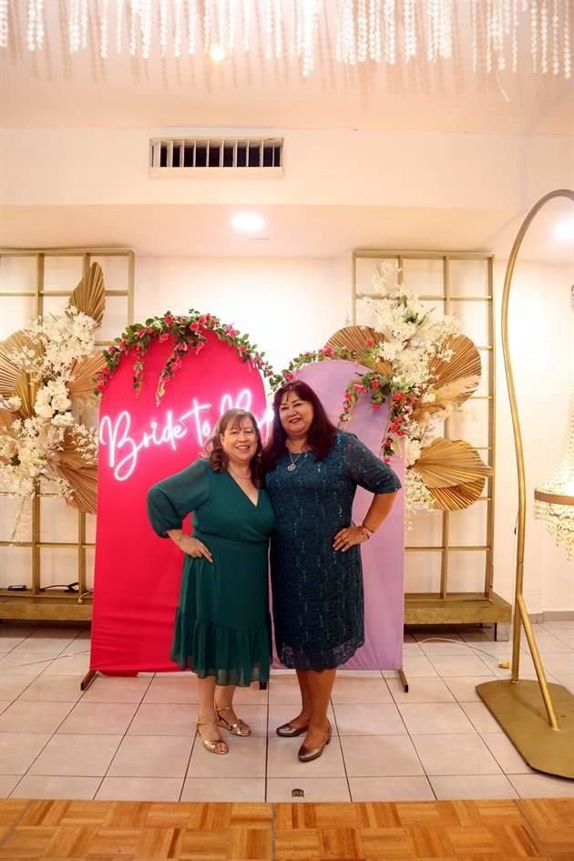 Rosalba Torres de Álvarez y Margarita Abella de Onofre