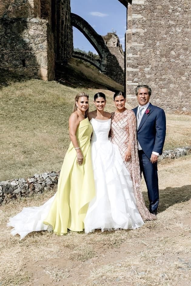 Laura Beatriz Gómez de Reyes, la novia, Laura Fernanda Reyes de Rea y Carlos Reyes Bolado