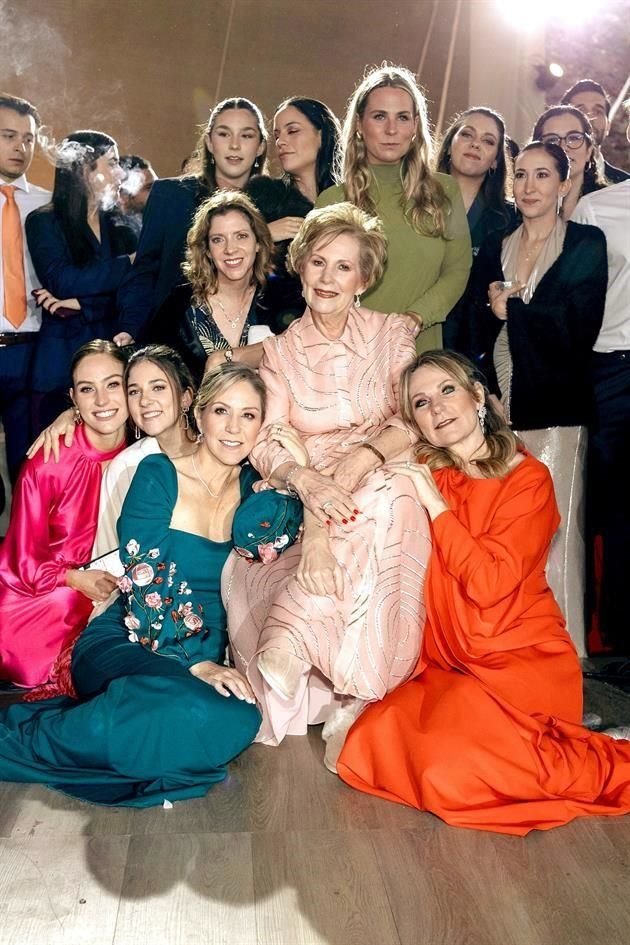 En esta imagen aparecen Cordelia Guerra, Adriana Bremer, Catalina Camps de Ibarra, Julia de la Garza de Ibarra, Paulina Bremer, Mariana Ibarra, Ana Cecilia Ibarra de Guerra y Adriana Ibarra de Bremer